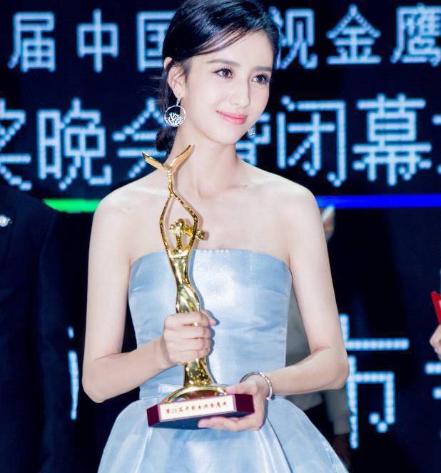 佟丽娅董璇中秋晒娃合影，节日温情满溢画面