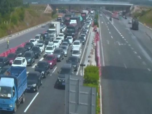 国庆返程高峰遇堵，归途挑战与反思