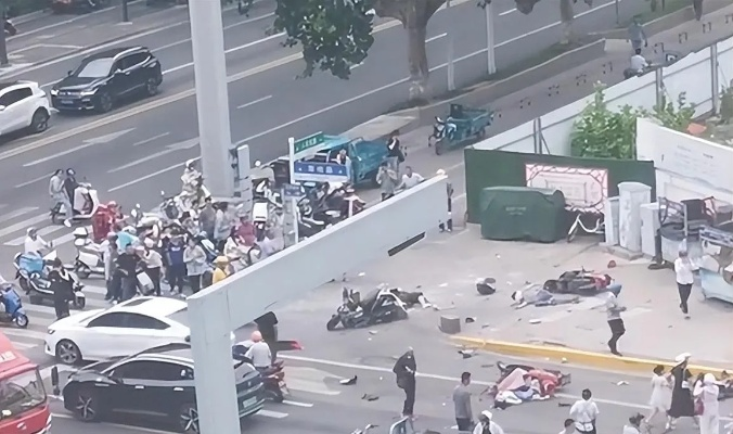 江苏盐城轿车撞人事件致多人伤亡，两死六伤