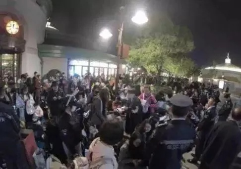大理洱海男子骑马引发冲突事件，保安与骑手对峙引发关注