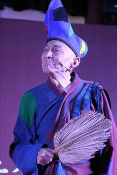 小伙模仿济公走红，游本昌弟子展现独特才艺风采