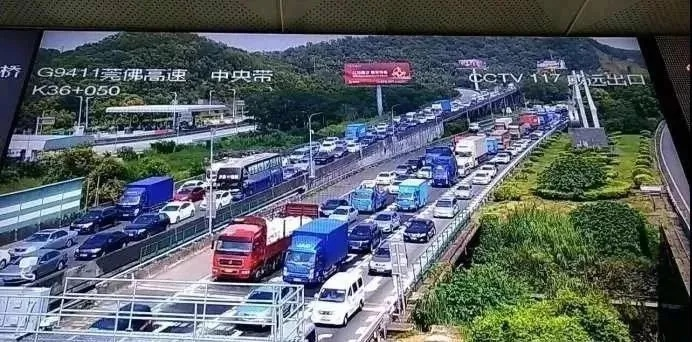 国庆尾声高速拥堵背后的故事，假期余额不足，车流排长龙