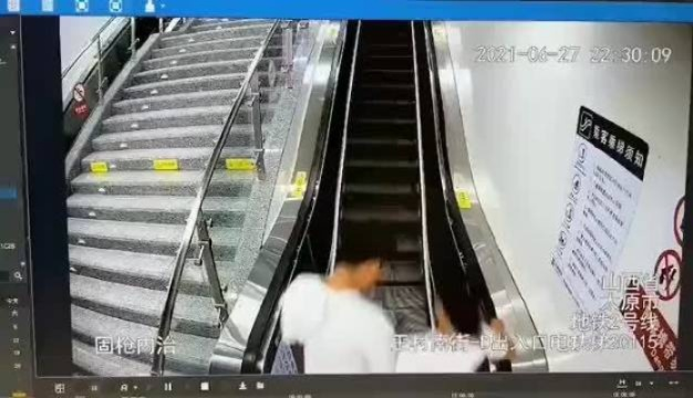 忘情接吻瞬间，年轻情侣扶梯惊险瞬间摔下