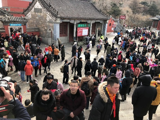 泰山景区高峰旅游挑战，女游客挤满男厕所，应对策略探讨