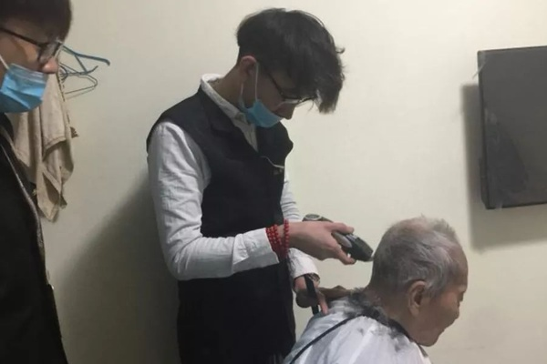 小伙免费为老人剪王嘉尔发型，爱心与时尚的交融承诺