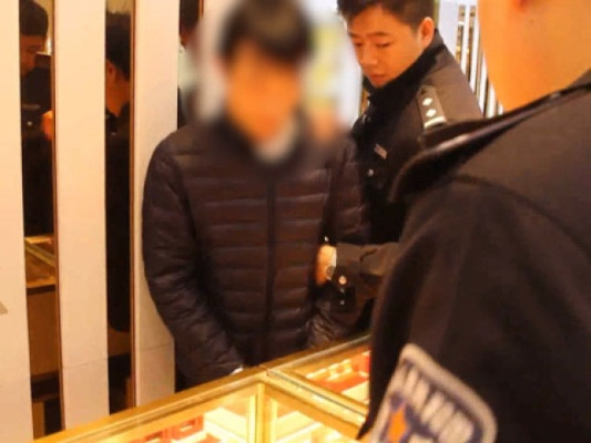 男子与金店老板联手作案，偷窃目标家价值五万元金饰案揭秘