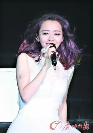 张靓颖演唱会意外摔伤，两米舞台惊险瞬间