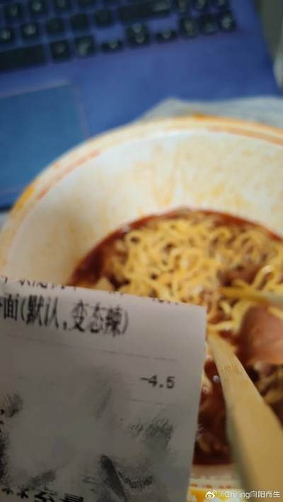 女子在曹氏鸭脖麻辣烫发现壁虎，引发食品安全关注热潮