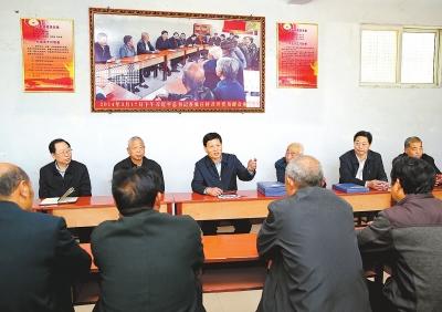 河南省委书记实地调研玉米种植现场，现场检测玉米水分情况