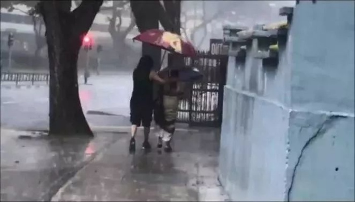 暴雨中的温情庇护，女子邀请老人小孩进店避雨