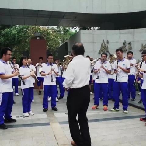 成都七中校服风潮惊艳巴黎时装周