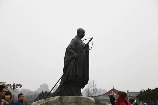 玄奘法师铜像青苔背后的故事，大慈恩寺回应揭秘