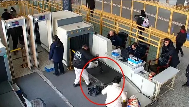 高铁站安检仪发现大量小红球，揭示事件背后的真相