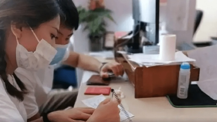 男子深夜十二点排队，率先领证背后的故事