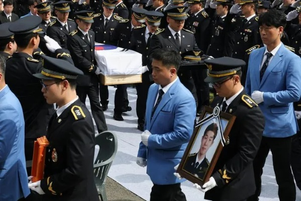 韩国公务员疑遭朝军火化，真相揭秘与误解探究