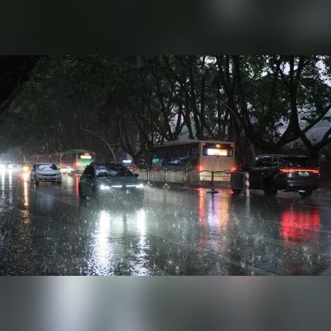 气象台连发暴雨预警，应对连续一个月暴雨挑战