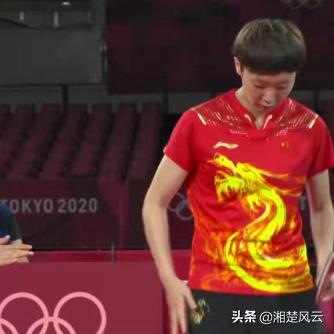 孙颖莎英勇救球震撼瞬间，球桌移位见证其超凡实力