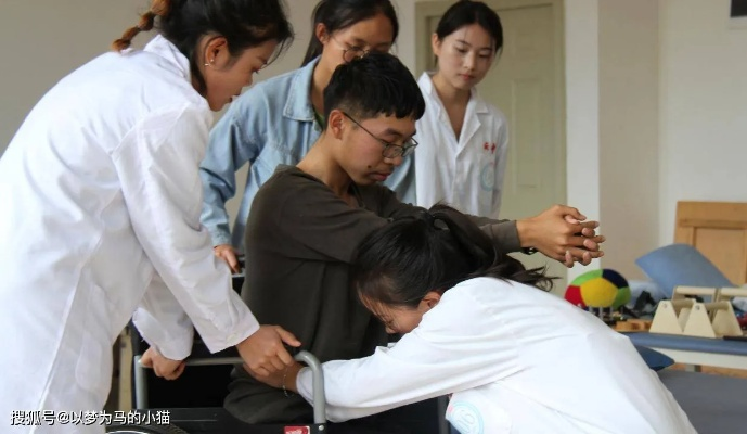 医学生在自身实践针灸，提升熟练度