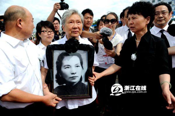 朱枫烈士孙女哽咽回忆，烈士骨灰归家感人时刻