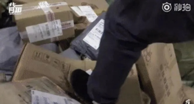 女子网购遇质量问题，快递标注挑剔顾客后的二次换货旅程