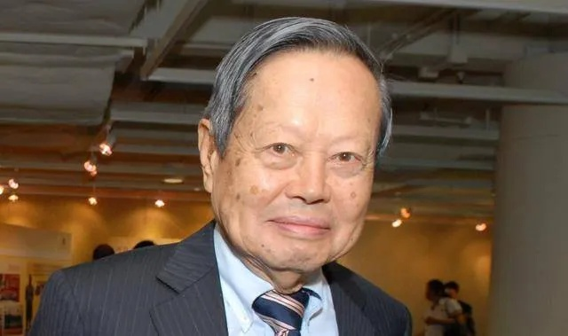 清华大学设杨振宁吊唁处，致敬科学巨匠，传承卓越精神