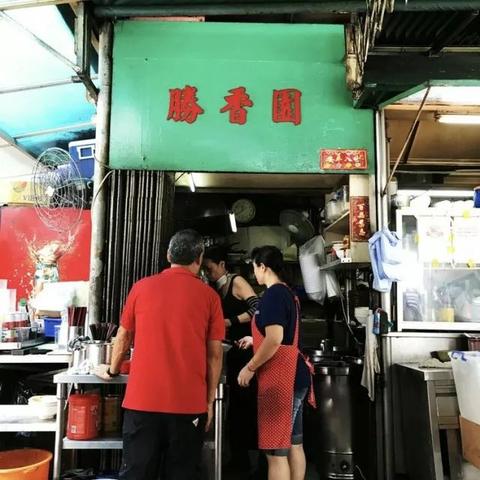 香港中环大楼突发大火，火势猛烈危及周边安全