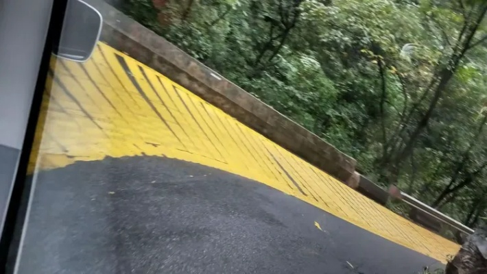贵州陡坡路段增设减速带，保障行车安全