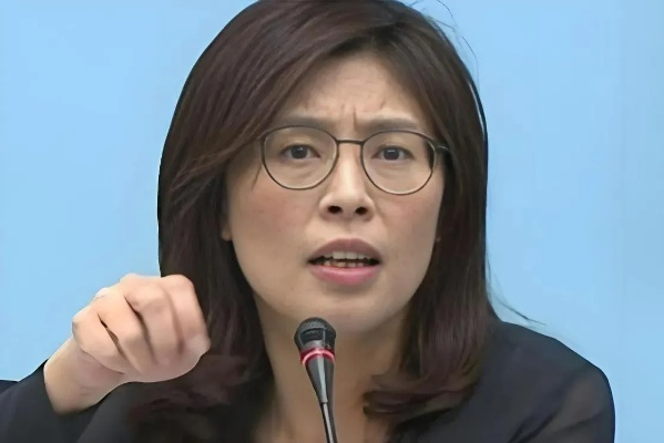 郑丽文历史性当选国民党第二位女性党主席，里程碑式时刻