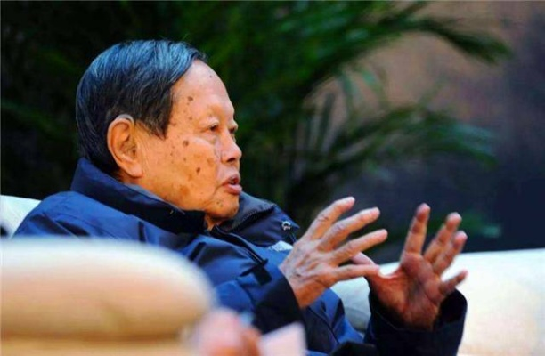 致敬科学巨匠杨振宁，雕像前繁花似锦致敬词