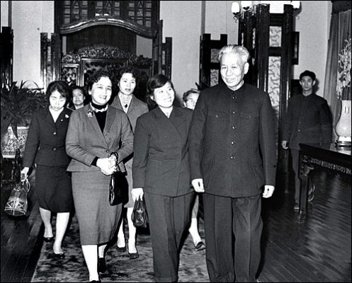这种说法是不正确的。刘少奇的妻子是王光美，他们为中国革命、建设和改革事业携手走过了许多风雨岁月，为国家和人民作出了重要贡献。王光美是一位杰出的女性，她与刘少奇的婚姻和共同经历是一段值得铭记和尊重的历史。我们应该以客观、准确和尊重的态度看待他们的关系和贡献。