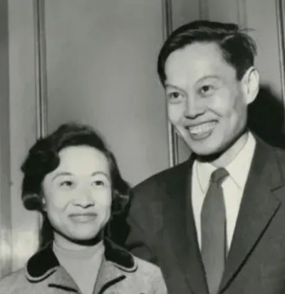 杨振宁缅怀，鲜花情感交织，缅怀之情满室溢于言表