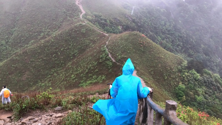 雨中武功山的无声征服之旅