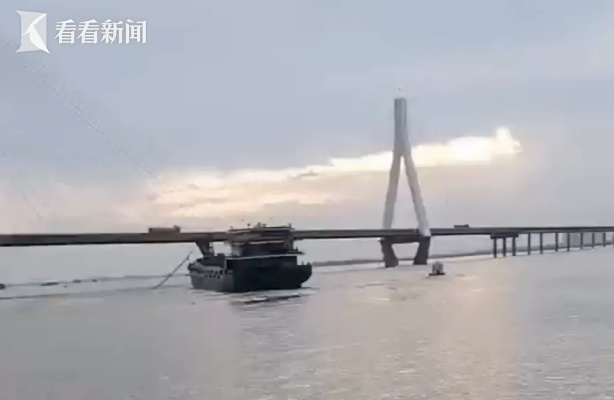 洞庭湖大桥遭遇坠冰袭击，车辆受损严重